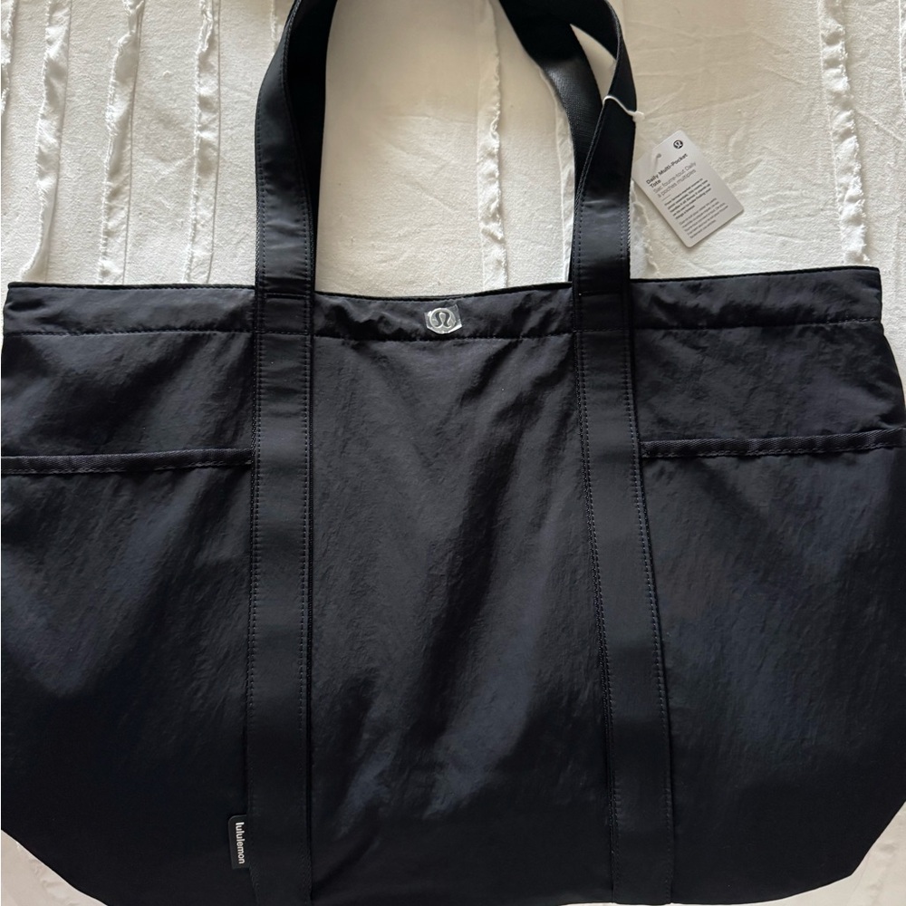 Lululemon Daily Muti-Pocket Tote in Black 20L